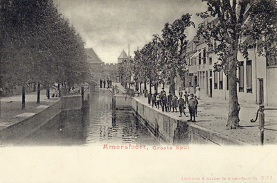 12562 Gezicht op het Spui met sluis te Amersfoort uit het zuidoosten; met rechts de voorgevels van de panden aan de ...